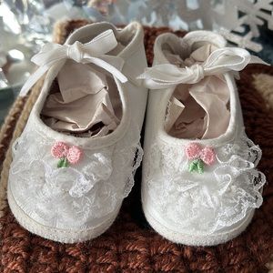 Vintage leather baby girls first shoes ❤️